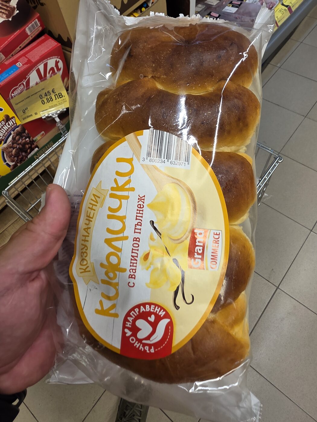 Козуначени кифлички с ванилов пълнеж